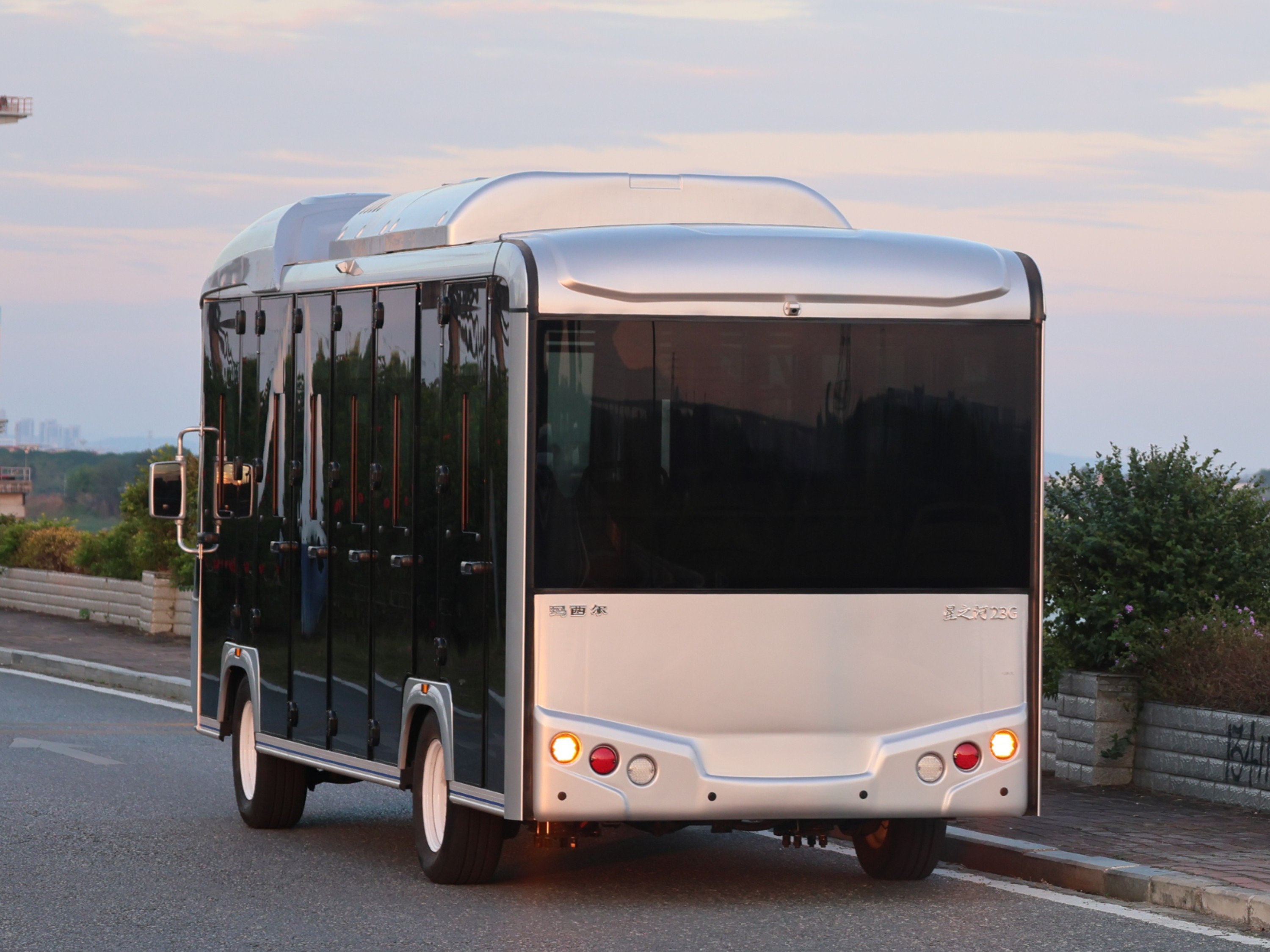 二十三座封閉電動觀光車