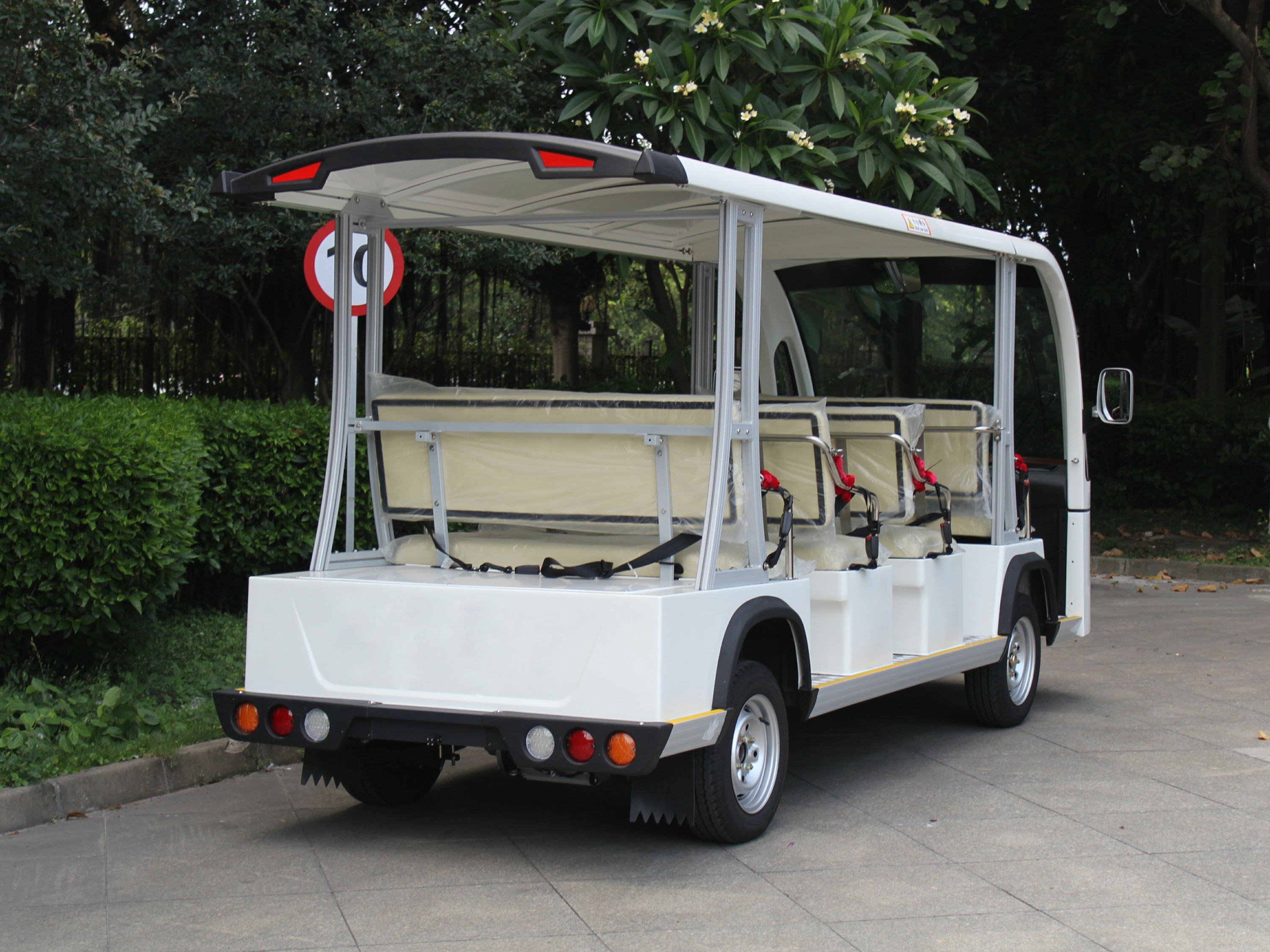 十一座電動(dòng)觀(guān)光車(chē)